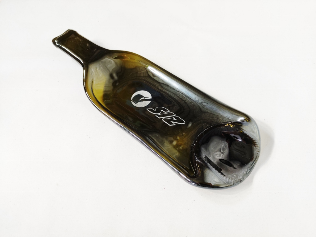 reklamní skloSkleněná lehaná láhev s logem firmy