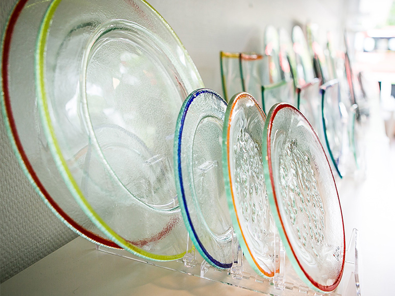 skleněné gastroSkleněné kulaté talíře s barevným okrajem pro norskou designérku Ikra