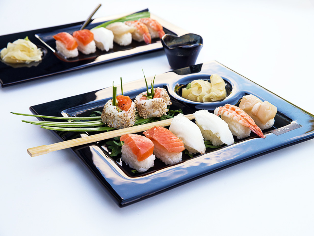 skleněné gastroSkleněné talíře na sushi pro norskou designérku Ikra